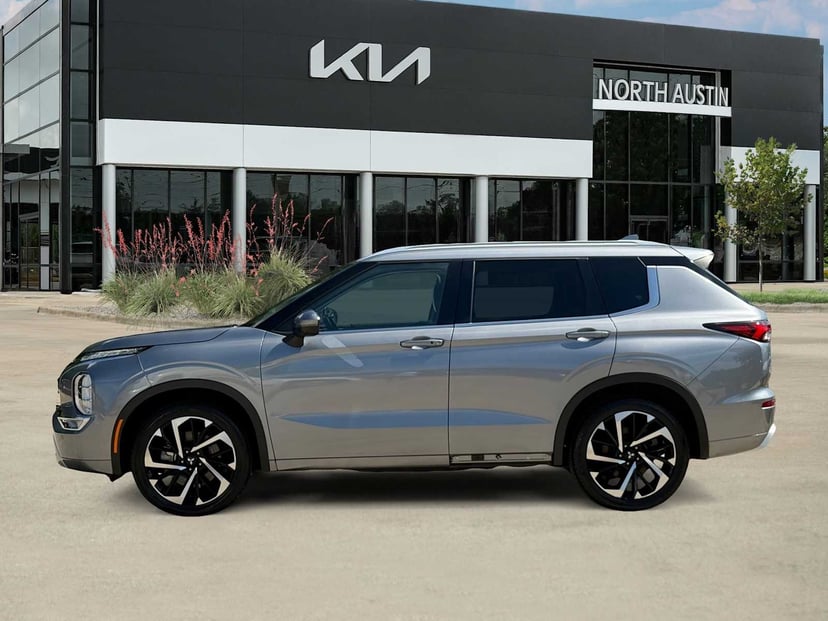 2022 Mitsubishi Outlander - Image 3