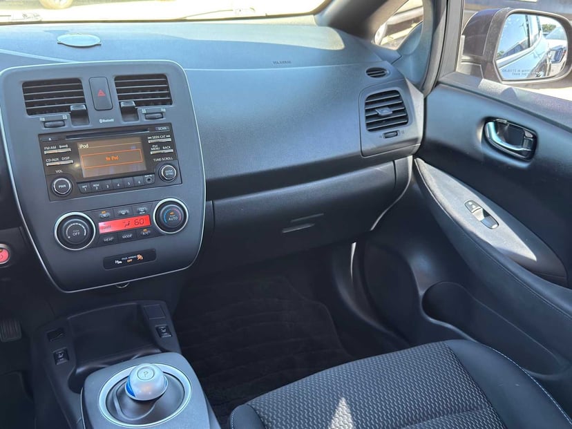2013 Nissan LEAF - Image 22