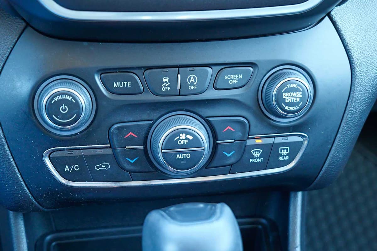 2020 Jeep Cherokee - Image 17