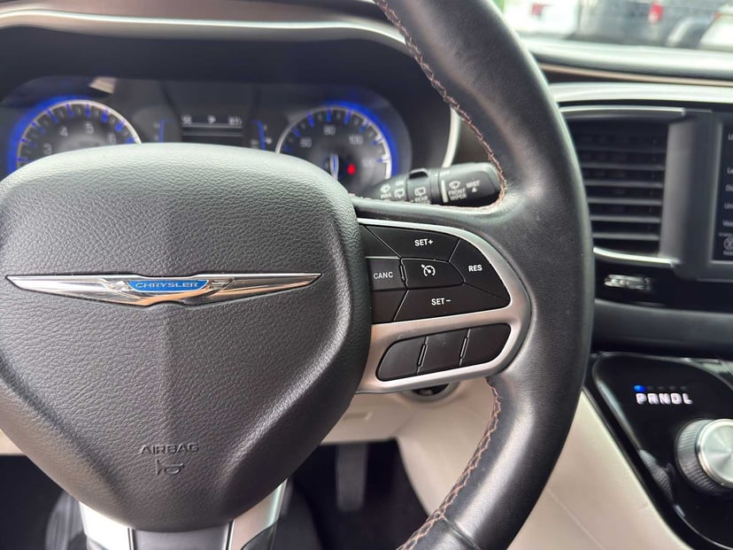 2018 Chrysler Pacifica - Image 19