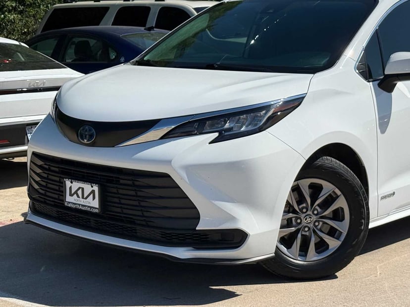 2021 Toyota Sienna - Image 2