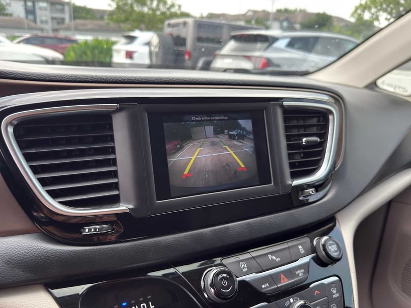 2018 Chrysler Pacifica - Image 15