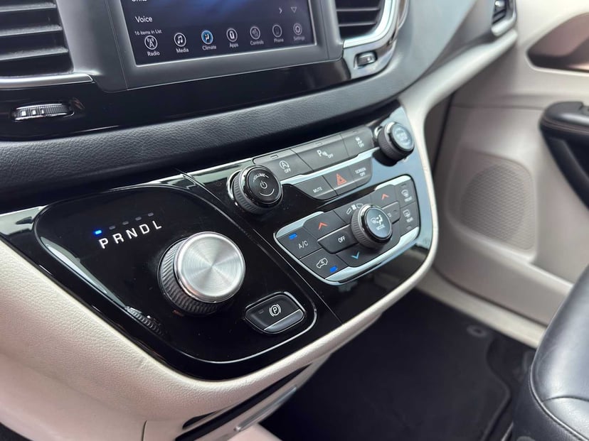 2018 Chrysler Pacifica - Image 13