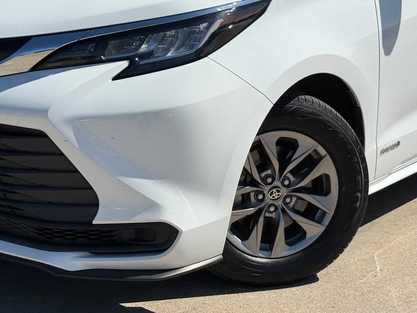 2021 Toyota Sienna - Image 3