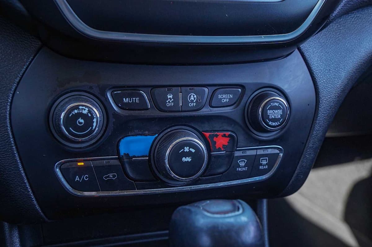 2019 Jeep Cherokee - Image 15