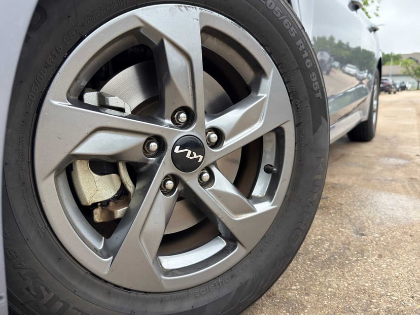 2022 Kia K5 - Image 2