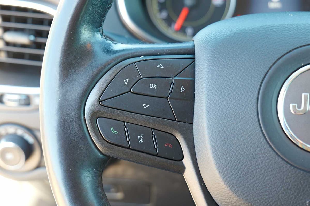 2020 Jeep Cherokee - Image 13