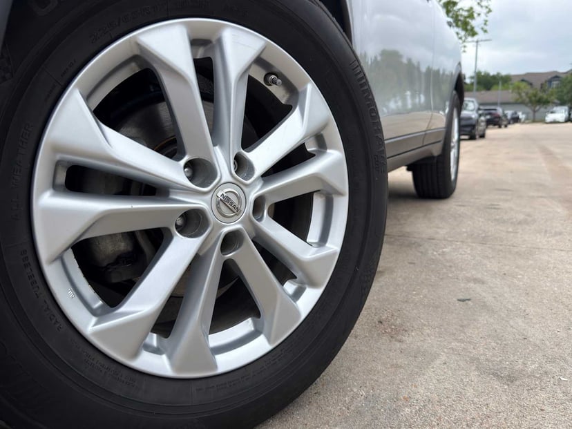 2015 Nissan Rogue - Image 2