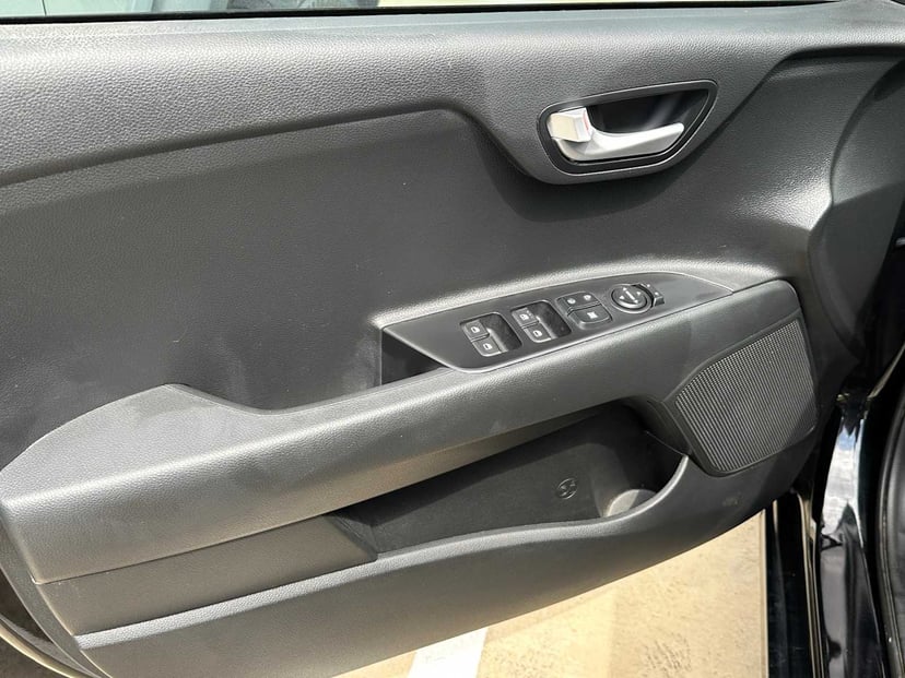 2023 Kia Rio - Image 15