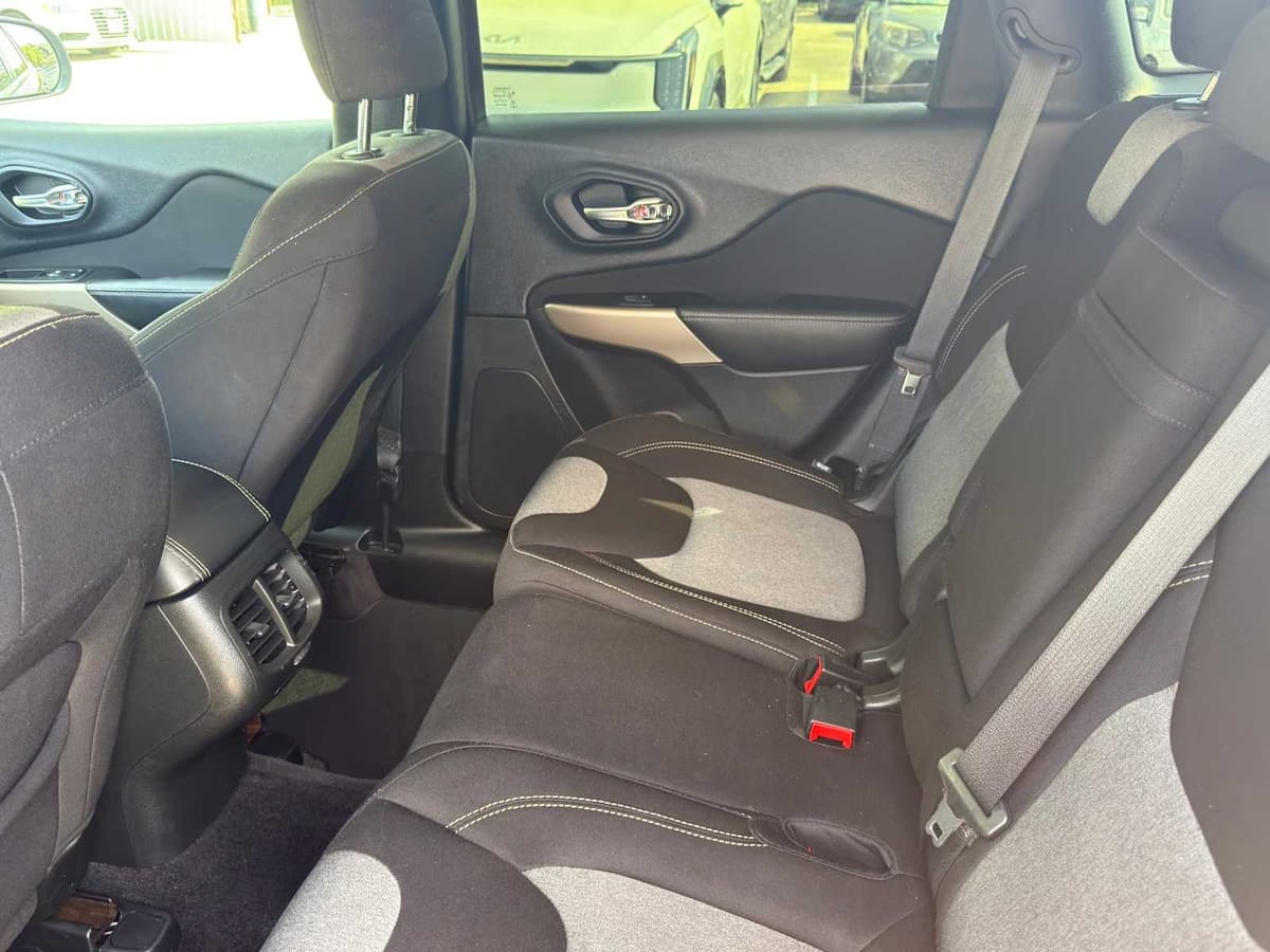 2018 Jeep Cherokee - Image 28