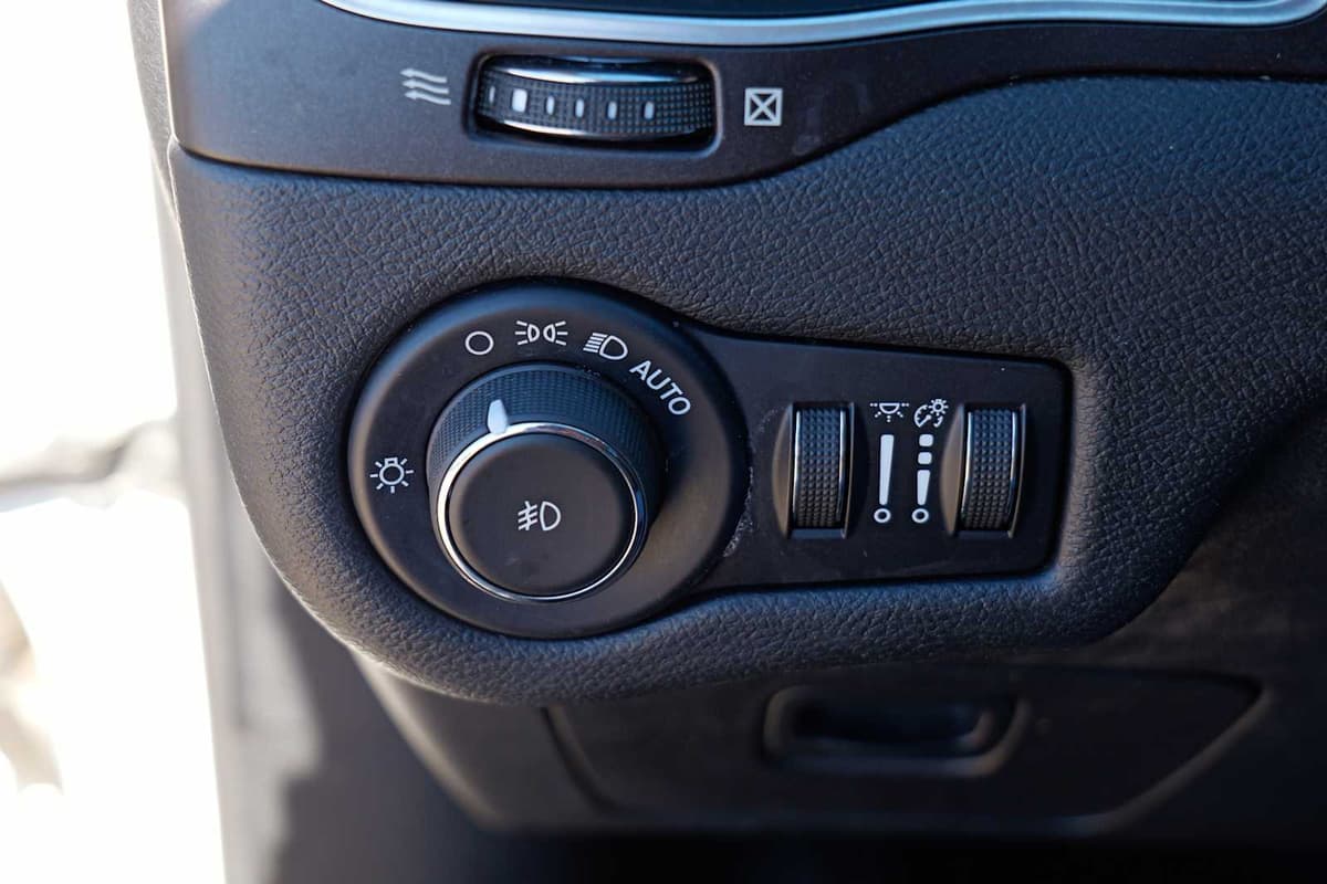 2020 Jeep Cherokee - Image 18