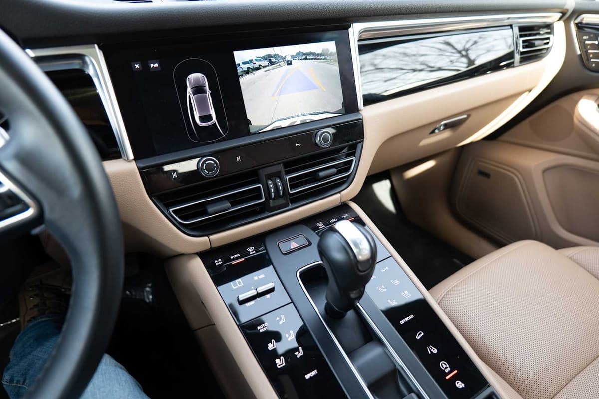 2024 Porsche Macan - Image 16