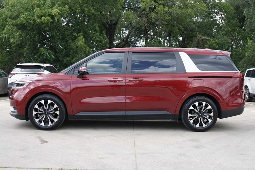 2023 Kia Carnival - Image 2