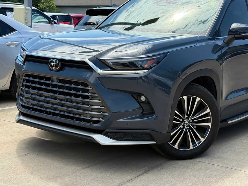 2025 Toyota Grand Highlander Hybrid - Image 4