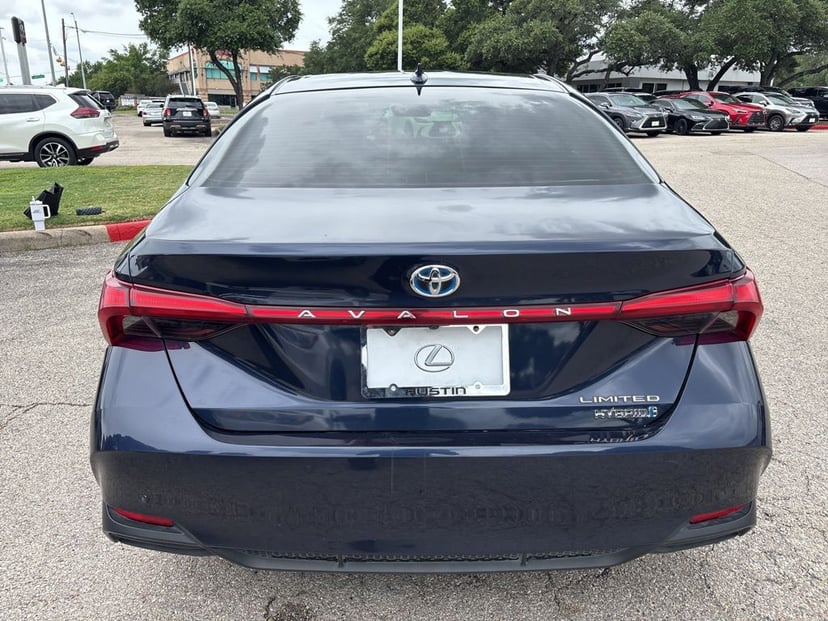 2019 Toyota Avalon Hybrid - Image 3