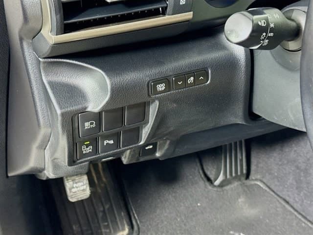 2018 LEXUS IS 300 - Image 10