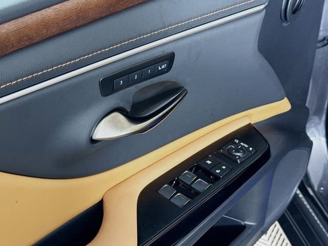 2025 LEXUS ES 300h - Image 18