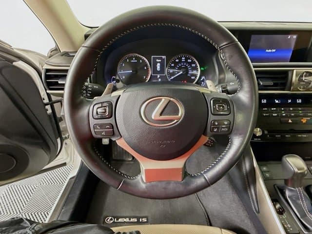 2018 LEXUS IS 300 - Image 11