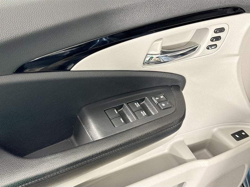 2017 Honda Pilot - Image 18