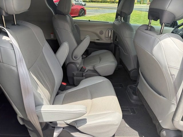 2021 Toyota Sienna - Image 3