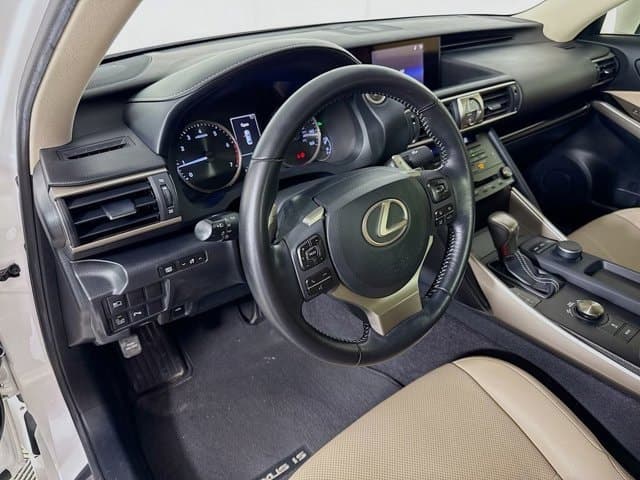 2018 LEXUS IS 300 - Image 9