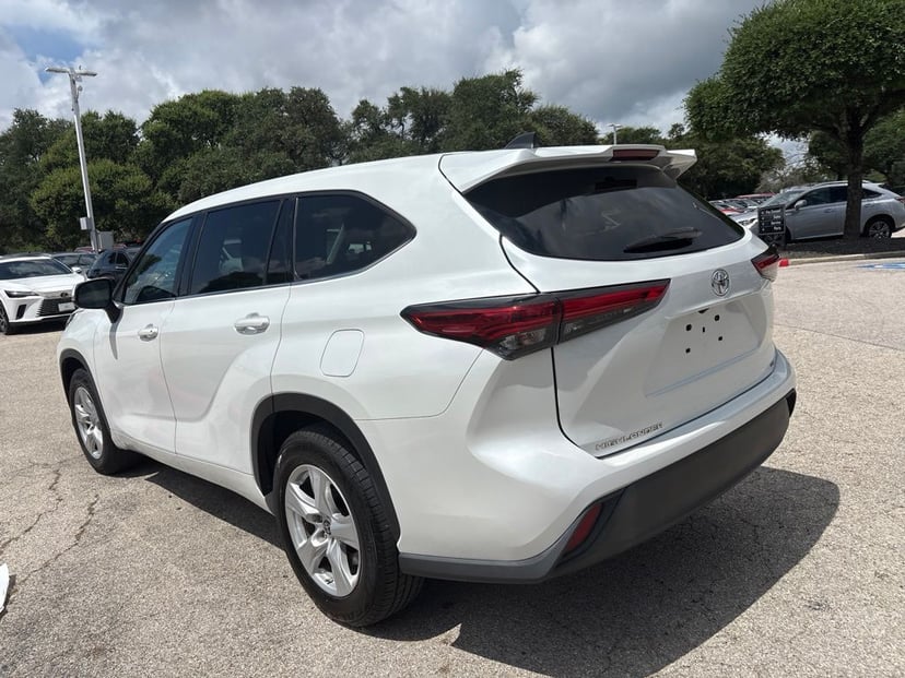 2022 Toyota Highlander - Image 2