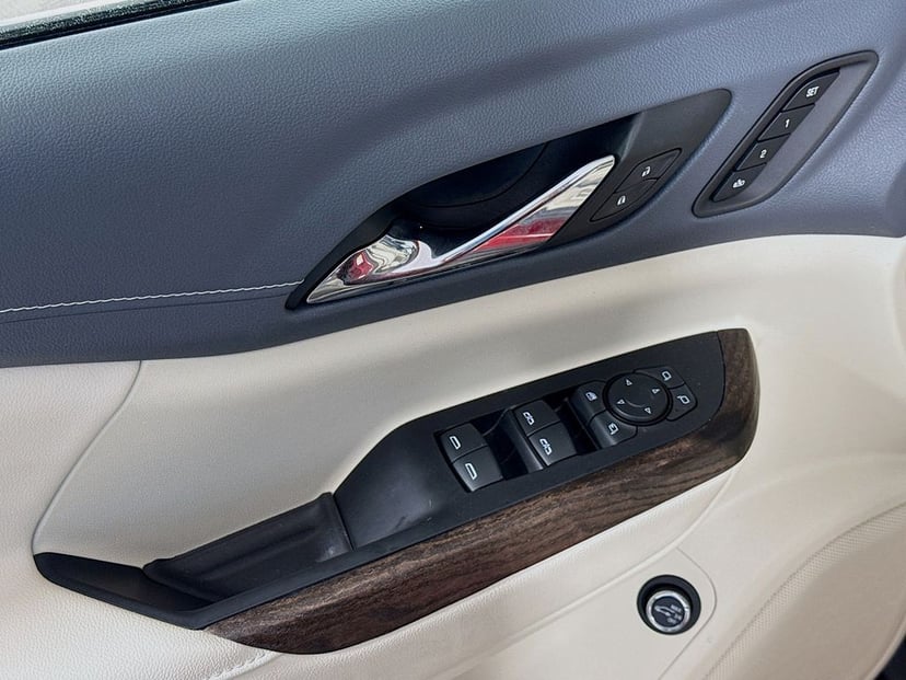 2022 GMC Acadia - Image 18