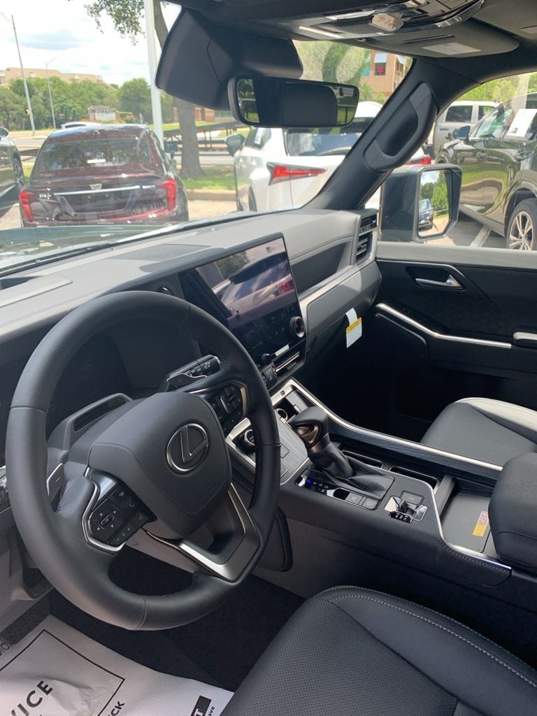 2026 LEXUS GX 550 - Image 9