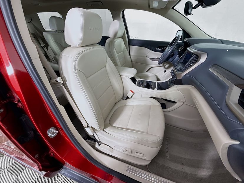 2022 GMC Acadia - Image 30