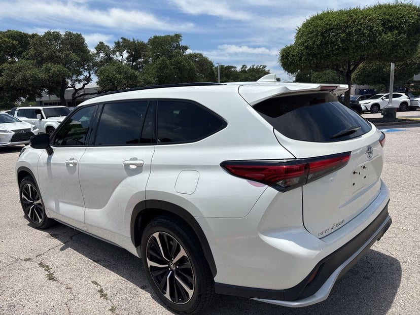 2021 Toyota Highlander - Image 2