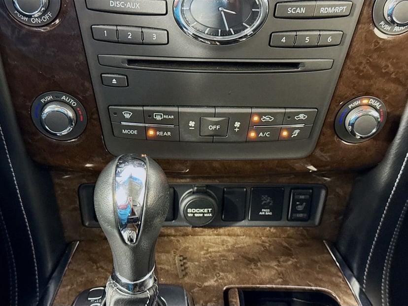 2015 INFINITI QX80 - Image 15
