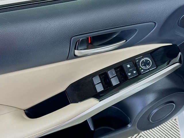 2018 LEXUS IS 300 - Image 18