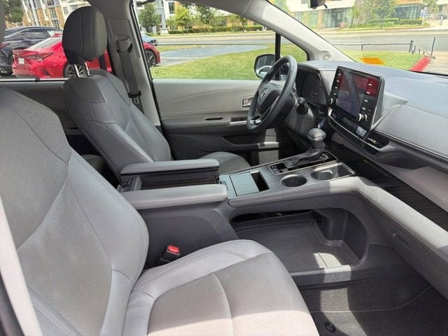 2021 Toyota Sienna - Image 2