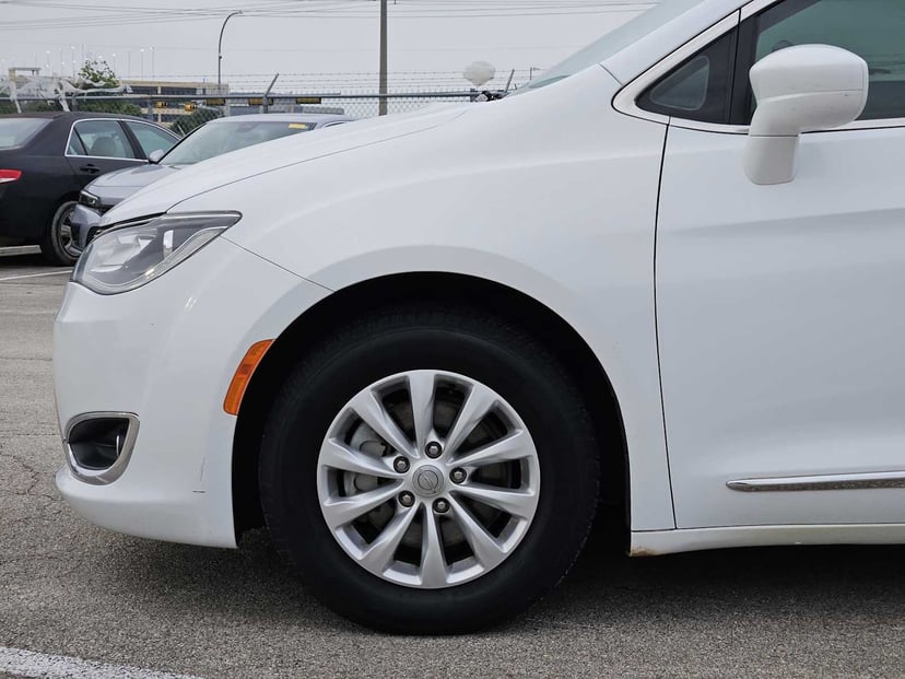 2018 Chrysler Pacifica - Image 8