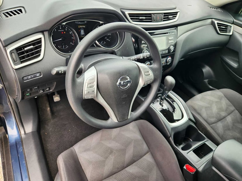 2016 Nissan Rogue - Image 2