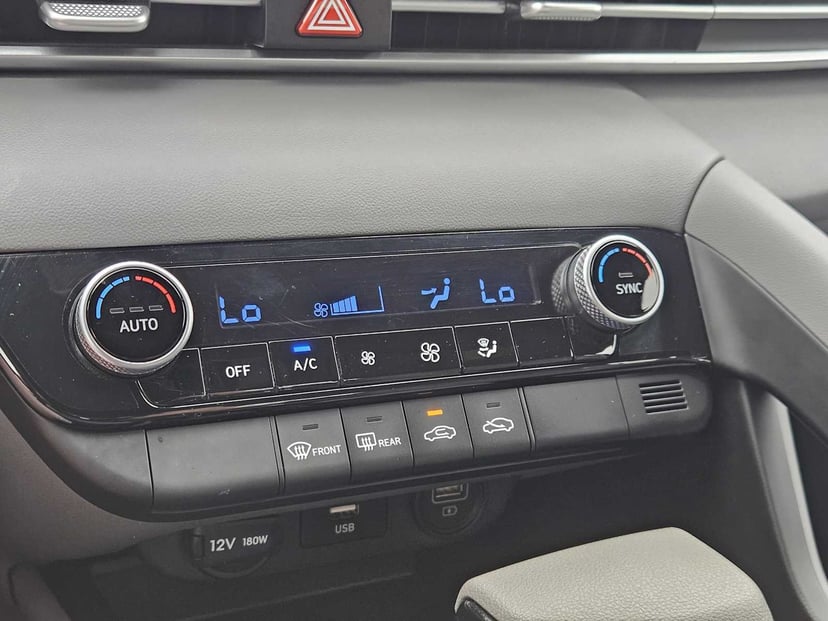 2023 Hyundai Elantra - Image 18
