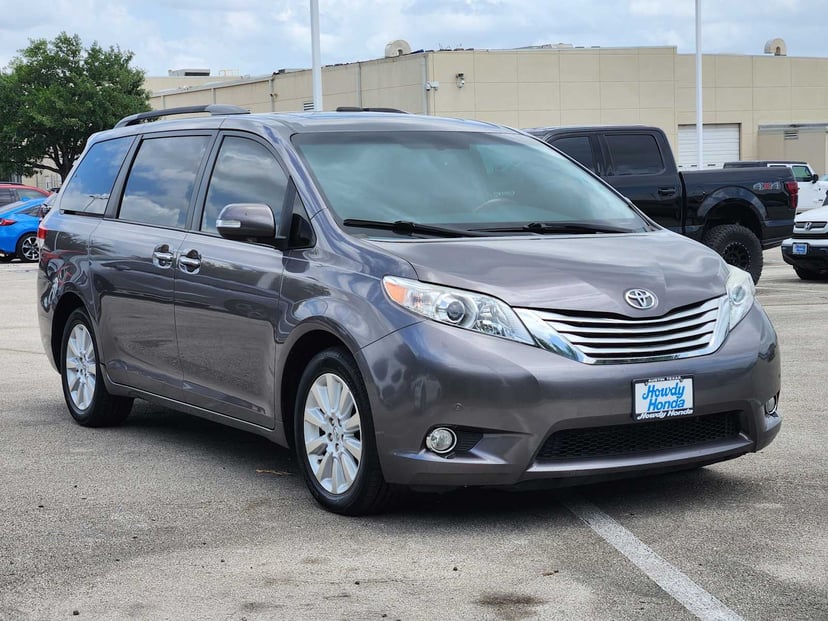 2014 Toyota Sienna - Image 3