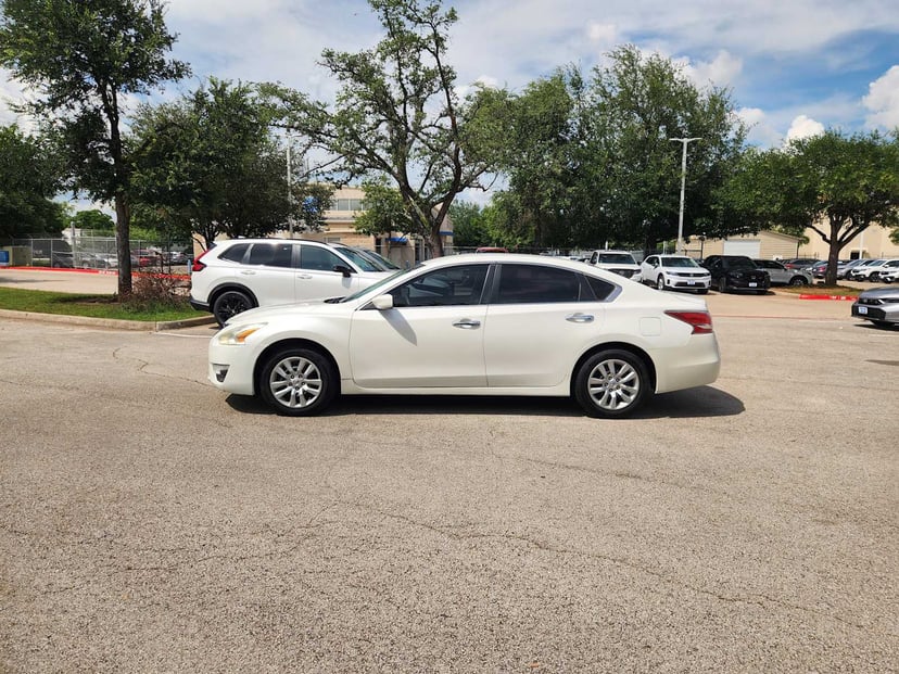 2015 Nissan Altima - Image 2