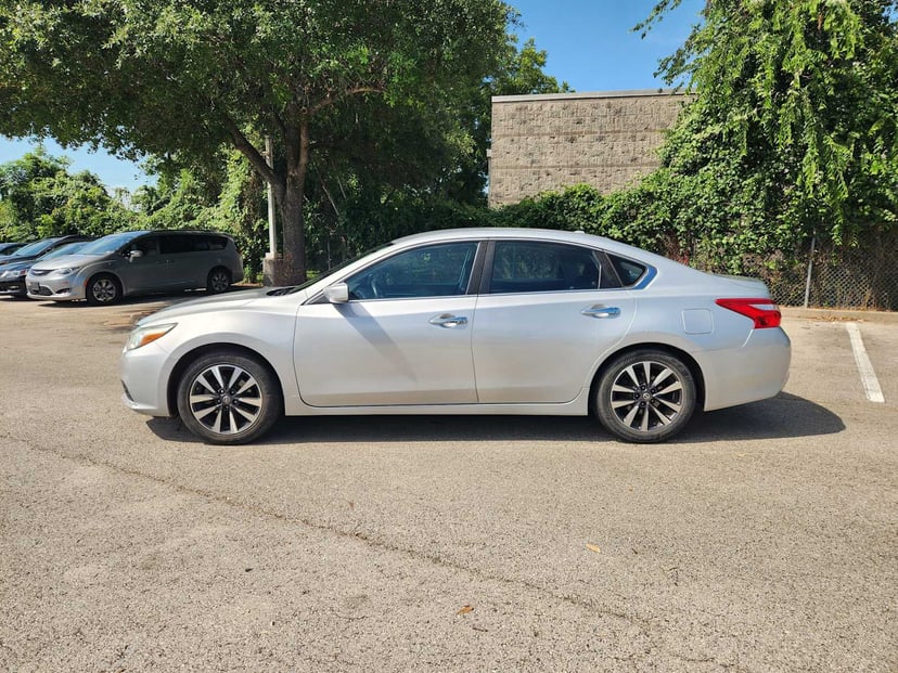 2017 Nissan Altima - Image 2