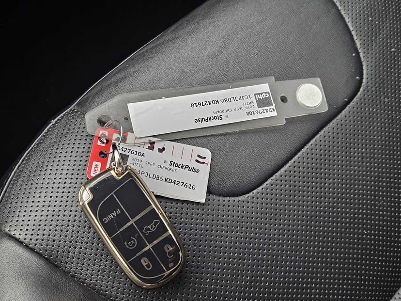 2019 Jeep Cherokee - Image 32