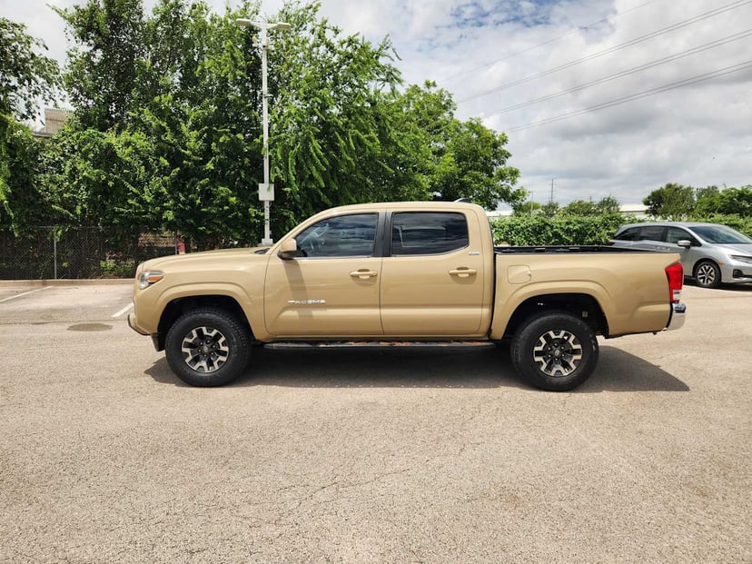 2016 Toyota Tacoma - Image 2