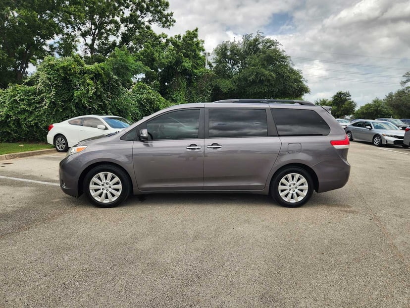 2014 Toyota Sienna - Image 4