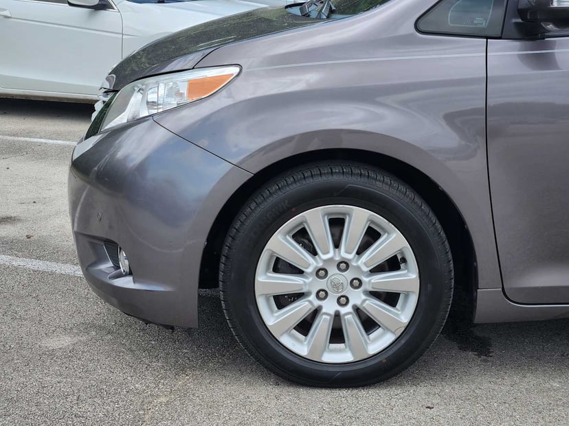 2014 Toyota Sienna - Image 8