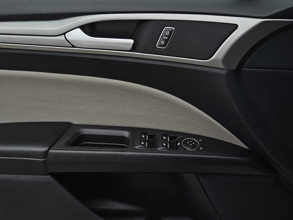 2020 Ford Fusion - Image 21