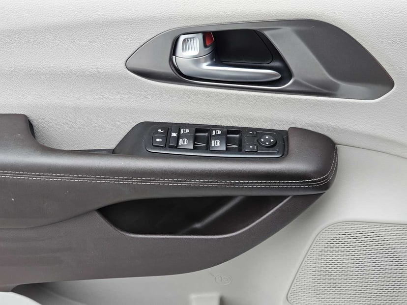 2018 Chrysler Pacifica - Image 21