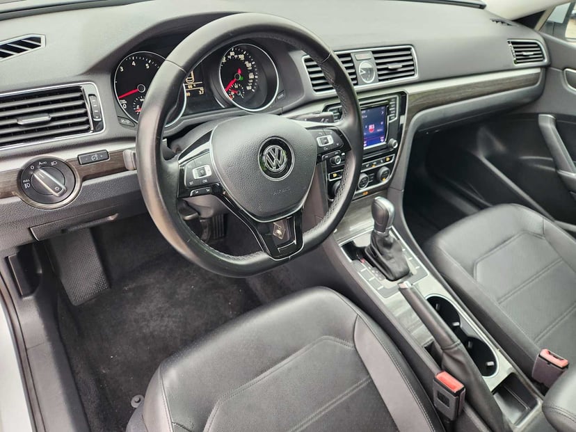 2016 Volkswagen Passat - Image 2