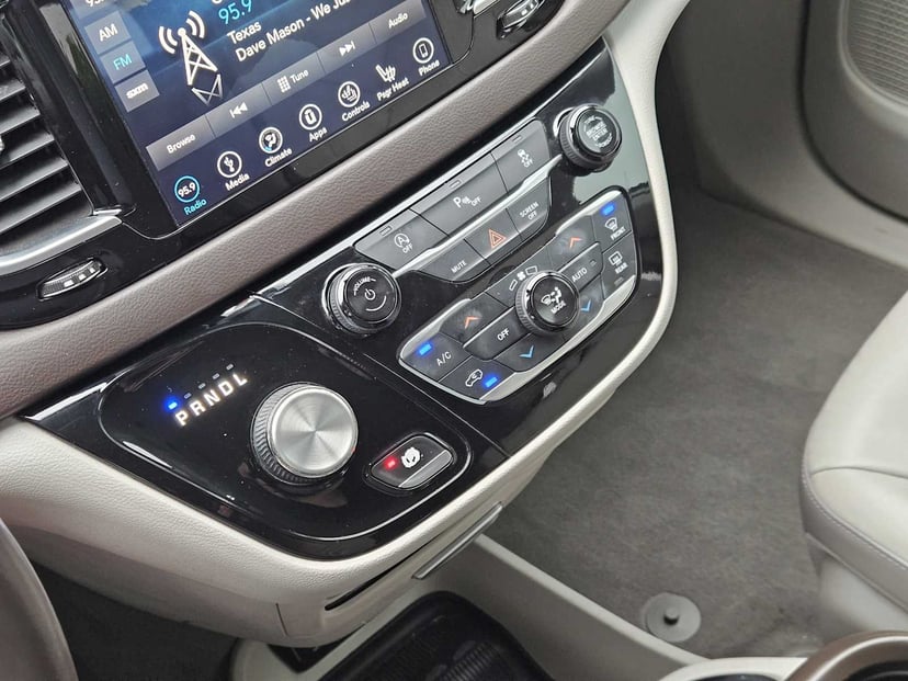 2018 Chrysler Pacifica - Image 19