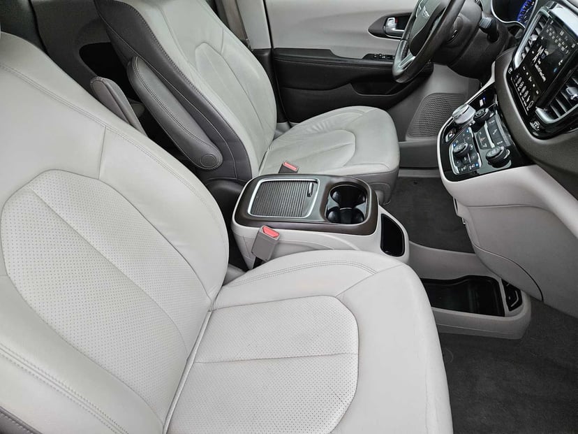 2018 Chrysler Pacifica - Image 13