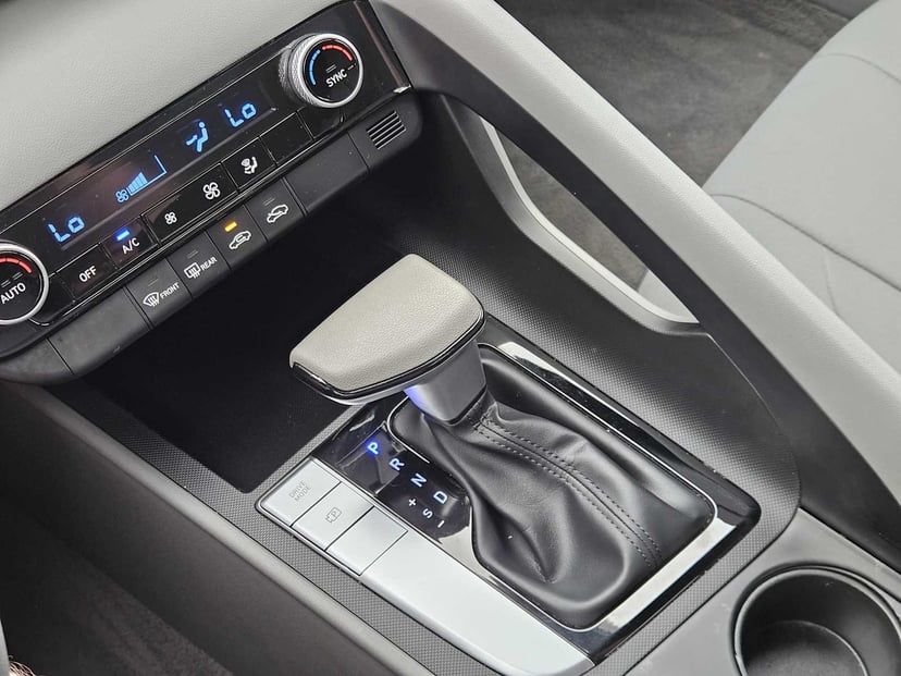 2023 Hyundai Elantra - Image 19