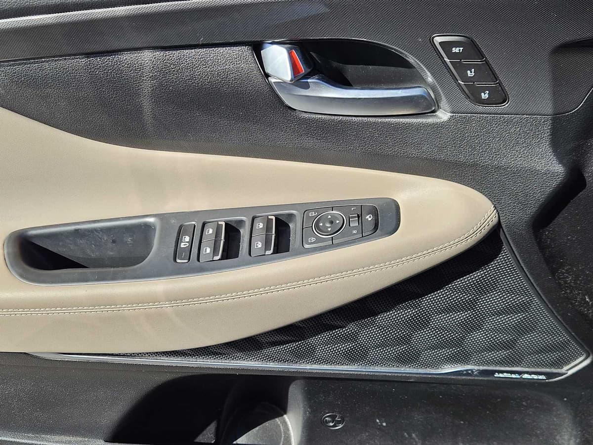 2022 Hyundai Santa Fe - Image 21